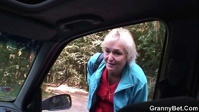 mature slut gets nailed in the car by a stranger
